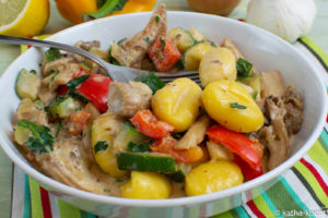 Gnocchi mit Austernpilzen und Gemüse in Sahnesauce