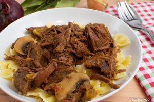Biergulasch mit Pilzen und Nudeln