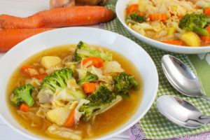 Bunter Weißkohleintopf mit Nudeln