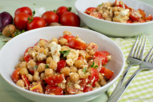 Kichererbsensalat mit Tomaten und Schafskäse