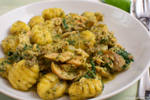 Gnocchi mit Lachs und Basilikumpesto