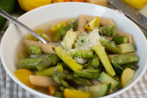 Grüne Minestrone mit Spargel