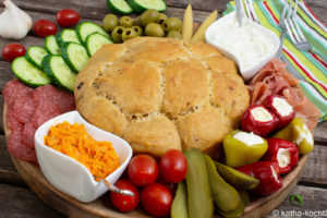 Kleine Charcuterieplatte mit Zupfbrot Kleine Charcuterieplatte mit Zupfbrot