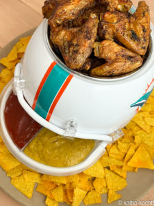 Football Snackhelm mit Chicken Wings und Dips Football Snackhelm mit Chicken Wings und Dips