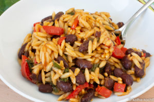 Kritharaki mit roten Bohnen und Mangold