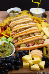 Hot Dog Charcuterieplatte zum Football Hot Dog Charcuterieplatte mit klassischen Hot Dogs, Nachos, Dips, Käse und jeder Menge Obst und Gemüse