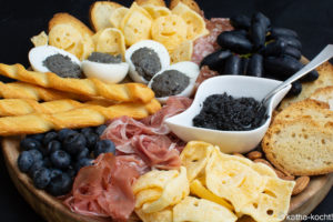 Halloween - dunkle Charcuterieplatte Halloween - dunkle Charcuterieplatte