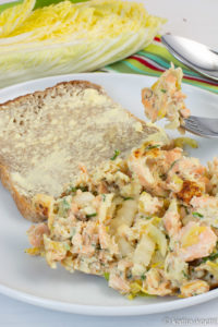 Gebratener Lachs mit Ei und Chinakohl, dazu eine Scheibe Butterbrot
