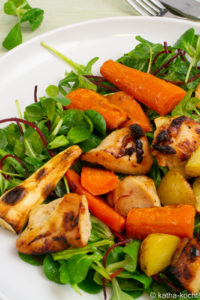 Salat mit Hähnchen und Wurzelgemüse vom Blech