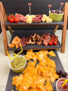 Football-Charcuterie-Stadion mit Käsewürfeln, Salamibrezeln, Nachos und Field Goals in Dipschälchen