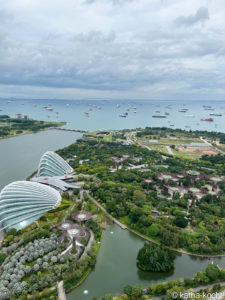 Stop over in Singapur - Reisen mit Kind Blick vom Marina Bay Sands Hotel auf die Bucht und den botanischen Garten - Stop Over in Singapur