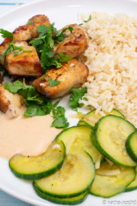 Ofenhähnchen mit frischem Gurkensalat und Reis