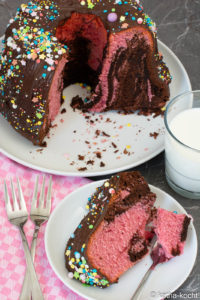 Rosa Marmorgugelhupf mit Schokoladenglasur und bunten Streuseln