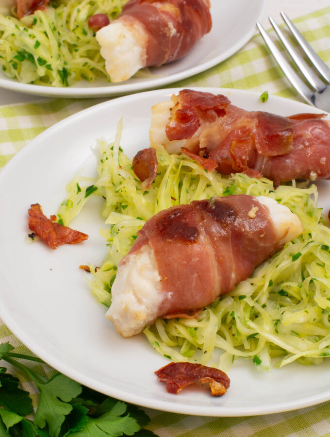Kabeljau im Schinkenband auf Krautsalat