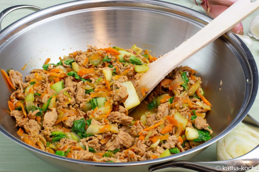 Hähnchenhackfleisch mit Austernsauce und Pak-Choi im Wok