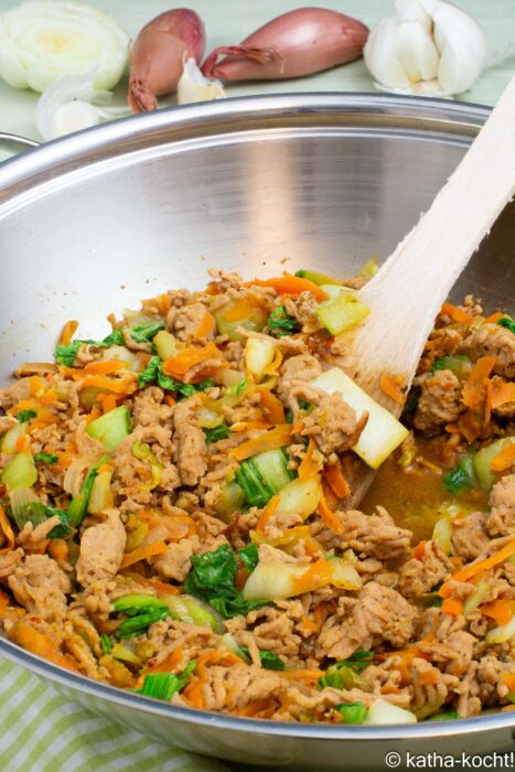 Hähnchenhackfleisch mit Austernsauce und Pak-Choi im Wok