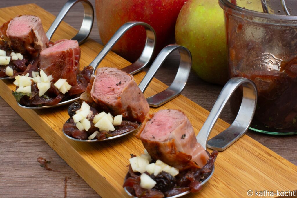 Lammfilet im Schinkenband auf Zwiebelchutney - angerichtet auf einem Löffel / Servierlöffel 