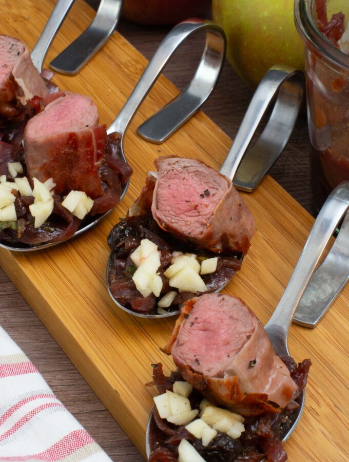 Lammfilet im Schinkenband auf Zwiebelchutney - angerichtet auf einem Löffel / Servierlöffel